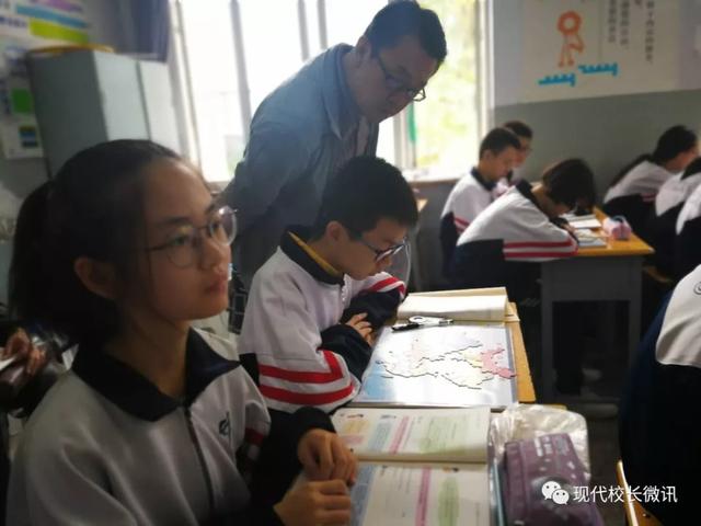 「直通校園」太原市教科研中心對萬柏林區(qū)實驗中學?！端季S導圖在地理生物教學中的應(yīng)用》課題進行中期評估