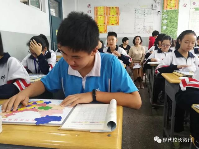 「直通校園」太原市教科研中心對萬柏林區(qū)實驗中學?！端季S導圖在地理生物教學中的應(yīng)用》課題進行中期評估