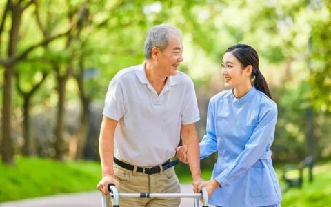 同樣都是照顧老人，養(yǎng)老護(hù)理員和保姆有什么區(qū)別嗎？（養(yǎng)老護(hù)理員跟護(hù)工有什么區(qū)別）