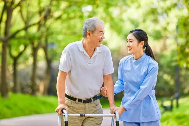 同樣都是照顧老人，養(yǎng)老護理員和保姆有什么區(qū)別嗎？（養(yǎng)老護理員跟護工有什么區(qū)別）