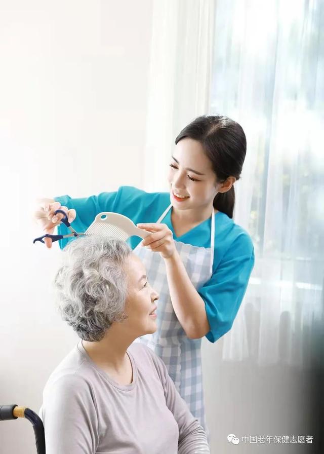 同樣都是照顧老人，養(yǎng)老護理員和保姆有什么區(qū)別嗎？（養(yǎng)老護理員跟護工有什么區(qū)別）