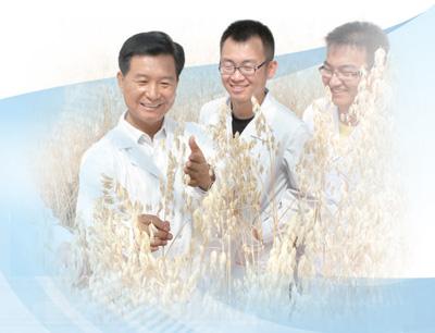 任長忠?guī)ьI(lǐng)團(tuán)隊開展科研攻關(guān)——破譯裸燕麥基因密碼（講述·弘揚(yáng)科學(xué)家精神）