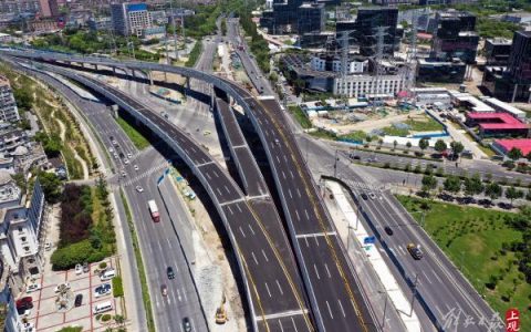 雙向6車道，全長1.6公里，楊高中路改建雙“人”字形高架跨線橋主線通車